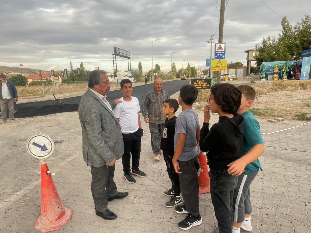 Belediye Başkanımız Sayın Mustafa Kenan Sarıtaş, Yeni Avanos Hükümet Konağı önündeki caddede yürütülen asfalt serim çalışmalarının son aşamalarını sahada bizzat takip etti.