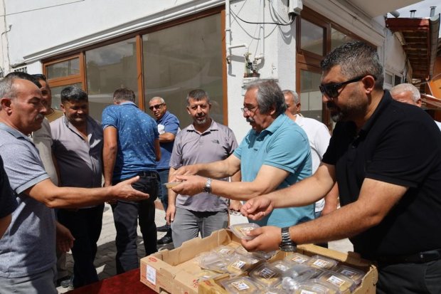 Belediye Başkanımız Sayın Mustafa Kenan Sarıtaş, Muharrem Ayı’nın manevi iklimi dolayısıyla Avanos Çarşı Meydanı’nda vatandaşlarımıza aşure ikramında bulundu.