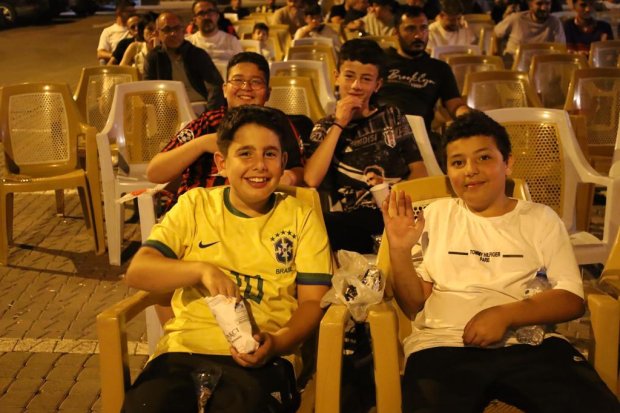 Dev ekranda maçı izleyen yüzlerce vatandaşımız, galibiyetle birlikte büyük bir coşku ve sevinç yaşadı.