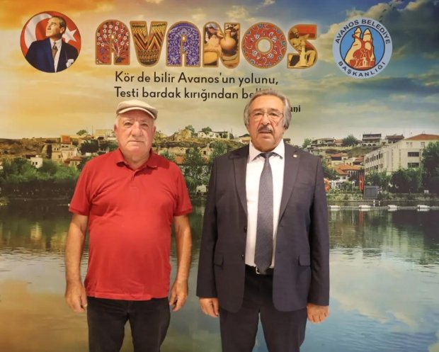 Hemşehrimiz Emin Topuz Belediye Başkanımız Mustafa Kenan Sarıtaş'ı makamında ziyaret ettiler.