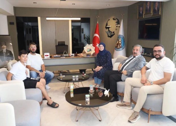 Belediye Başkanımızın gurbetçi yeğeni Lütfiye Gürsu ve Ailesi Belediye Başkanımızı makamında ziyaret etti.