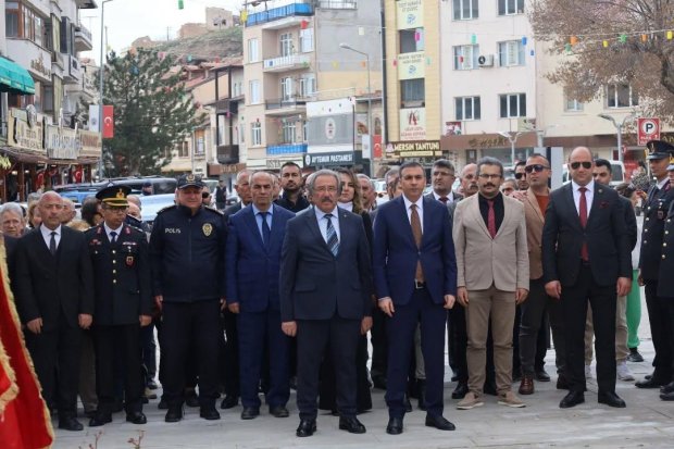 18 Mart Şehitleri Anma Günü ve Çanakkale Deniz Zaferi'nin 110. yıl dönümü dolayısıyla Cumhuriyet Meydanı Atatürk Anıtında tören düzenlendi.