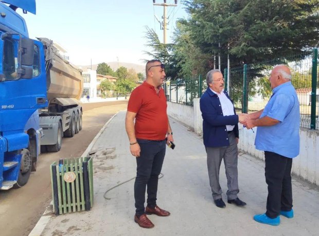 Belediye Başkanımız Mustafa Kenan Sarıtaş, Kapadokya Caddesinde ve Otobüs Terminalinde devam eden sıcak asfalt çalışması öncesi zemin hazırlığı çalışmasını yerinde inceleyip, vatandaşlarımızla sohbet etti.