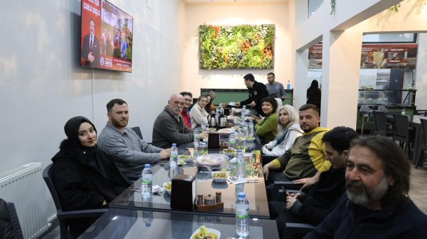 Belediye Başkanımız, Avanos’un yetiştirdiği değerli sinema sanatçısı hemşehrimiz Sayın Dr. Ercan Kesal ile ilçemizde çekimlerine başlanan Kıyıdaki Gölge filminin set ekibini belediyemiz Sosyal Tesislerinde ağırladı.