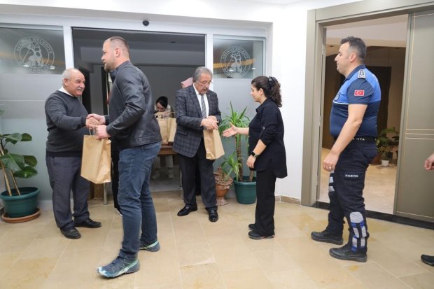 Belediye Başkanımız Sn. Mustafa Kenan Sarıtaş, Ramazan Bayramı dolayısı ile belediye binasında ve diğer hizmet birimlerinde görev yapan personellerimizle bayramlaştı.