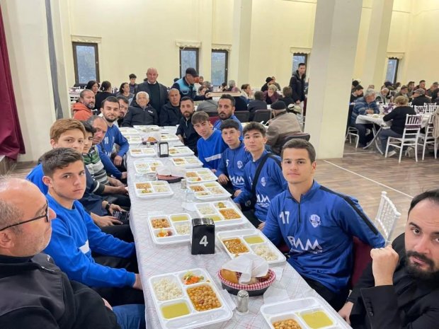 Belediyemizin iftar programları, 7’den 70’e halkımızın tüm kesimlerini bir araya getirerek dayanışma ve kardeşlik duygularını güçlendirmeye devam ediyor.