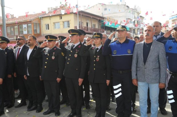 Belediye Başkanımız Sayın Mustafa Kenan Sarıtaş, Cumhuriyetimizin 102. yılı kutlamaları kapsamında düzenlenen törende, Cumhuriyet Meydanı’nda bulunan Atatürk Anıtı’na çelenk sundu.