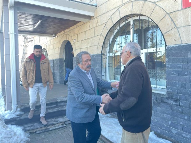 Belediye Başkanımız Sayın Mustafa Kenan Sarıtaş, Topaklı eski muhtarı Sayın Kamelya Atıl'ın teyzesi ve Sayın Tahir Solmaz ile Sayın Süllü Solmaz'ın halasının taziye evine ziyarette bulundu.
