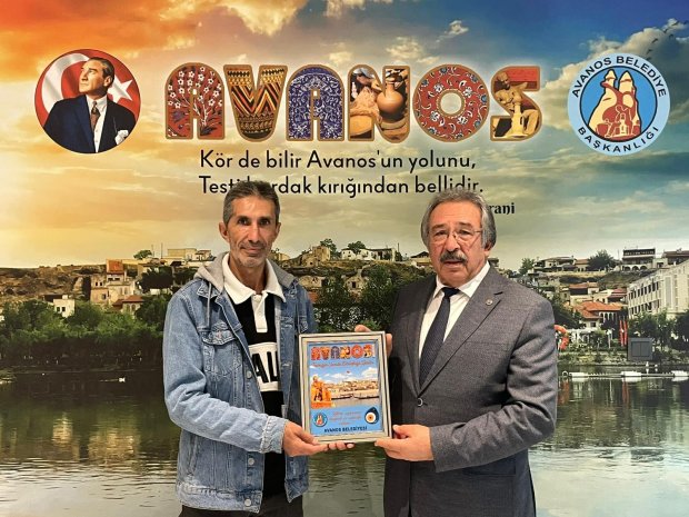 Belediye Başkanımız Sayın Mustafa Kenan Sarıtaş, ilçemizde yeni iş yeri açan esnaflarımıza hayırlı olsun plaketi takdim etti.