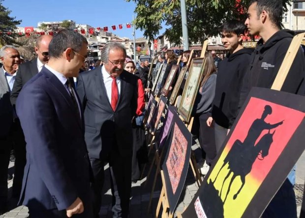 29 Ekim Cumhuriyet Bayramı Dolayısıyla Atatürk Anıtına Çelenk Sunumu Yapıldı