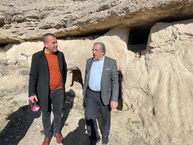 Belediye Başkanımız Sn. Mustafa Kenan Sarıtaş, Köybağı Kaya Oyma Yerleşim Alanında İncelemelerde Bulundu