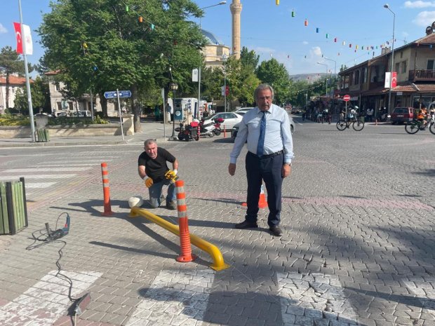 Belediyemiz tarafından çarşı meydanında hayata geçirilen "Araç Park Yoğunluğunu Azaltma ve Yayalaştırma" çalışmaları kapsamında hayata geçirilen duba çalışmaları esnaf ve vatandaşlarımızdan tam not aldı.