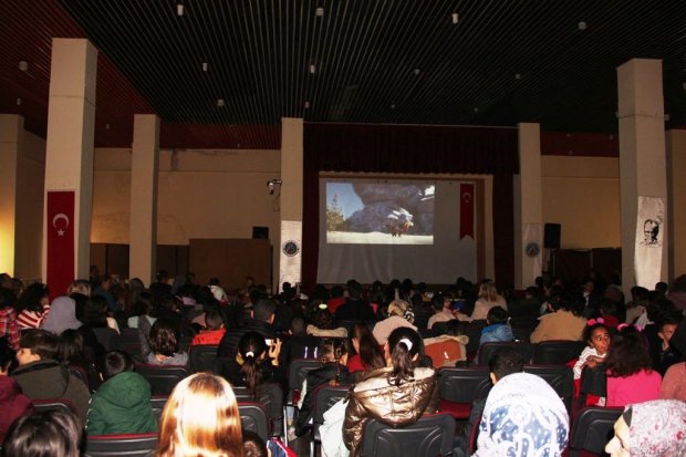 "61. Kütüphane Haftası" etkinlikleri kapsamında düzenlenen animasyon film gösterimi çocukların büyük ilgisi ve yoğun katılımıyla gerçekleştirildi.