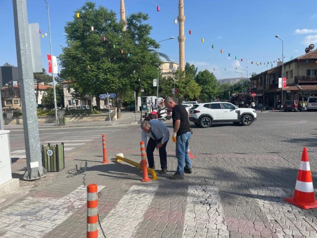 Belediyemiz tarafından çarşı meydanında hayata geçirilen "Araç Park Yoğunluğunu Azaltma ve Yayalaştırma" çalışmaları kapsamında hayata geçirilen duba çalışmaları esnaf ve vatandaşlarımızdan tam not aldı.