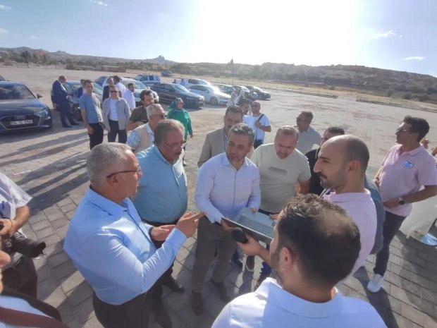 Belediye Başkanımız Mustafa Kenan Sarıtaş, il protokolü ile birlikte Assuva Uzay ve Havacılık Savunma Sanayi tarafından ilçemizde kurulacak drone fabrikasında üretilecek cihazların test sürüşlerine katıldı.