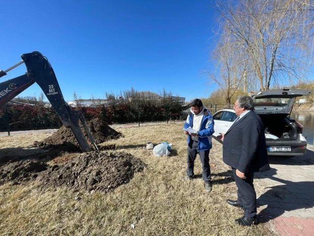 Belediye Başkanımız Sn. Mustafa Kenan Sarıtaş, Avanos İlçe Merkezi Kızılırmak Nehri Taşkın Kontrol Proje hazırlık çalışmaları kapsamında devam eden zemin etüdüne esas sondaj çalışmalarını yerinde inceledi.