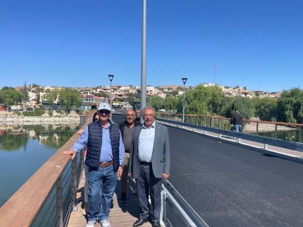 Tarihi Taşköprümüzde araç geçişlerindeki kasis etkisini azaltacak olan konfor asfaltı atım çalışmaları yoğun bir tempoyla sürdürülüyor.