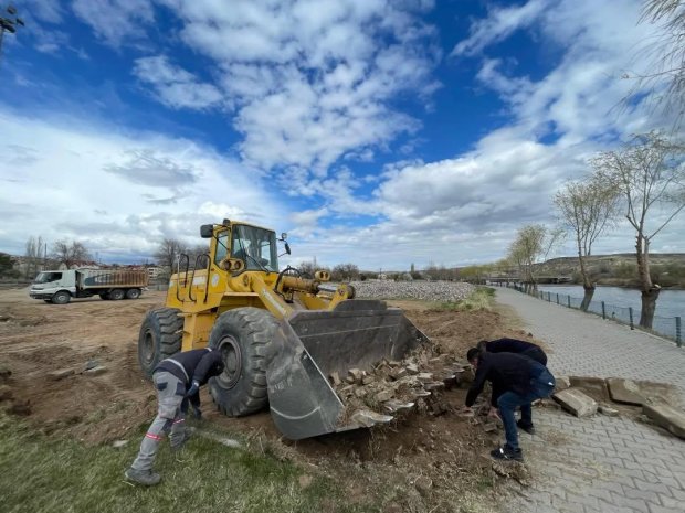 Kızılırmak kenarında, Karşıbağ girişinde atıl durumda bulunan boş arazi, taş döşenerek halkımızın hizmetine otopark olarak sunulmak üzere düzenleme çalışmaları başlatıldı.