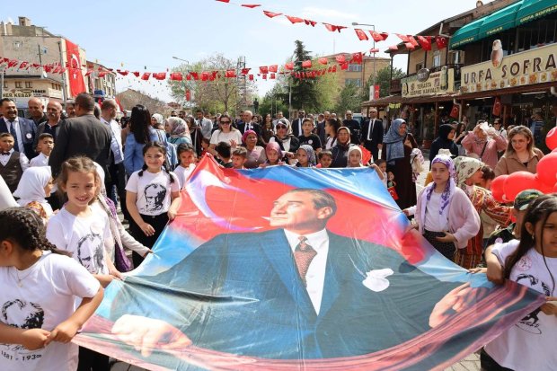 Avanos’ta 23 Nisan Ulusal Egemenlik ve Çocuk Bayramı, Çelenk Sunumu ve Kortej Yürüyüşü ile Başladı