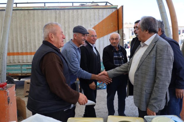 Belediye Başkanımız Sayın Mustafa Kenan Sarıtaş, Cuma günü pazaryerini ziyaret ederek esnaflarımızla ve hemşehrilerimizle tek tek sohbet etti.