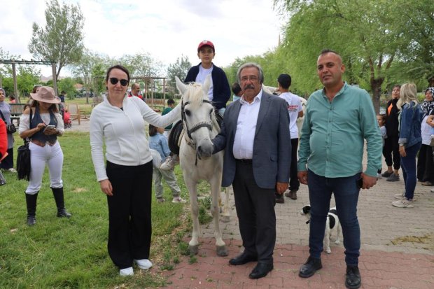 Kapadokya At ve Atçılık Kültür Festivali kapsamında çocuklara yönelik Pony Clup midilli atlarıyla ata binme deneyim etkinliği gerçekleştirildi.
