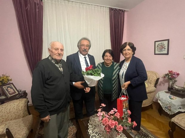 Belediye Başkanımız Sayın Mustafa Kenan Sarıtaş, kıymetli eşi Sayın Cahide Sarıtaş Hanımefendi ile birlikte 24 Kasım Öğretmenler Günü dolayısıyla ilçemizin eğitim hayatına yıllarca emek vermiş, emekli öğretmenlerimizi ziyaret etti.