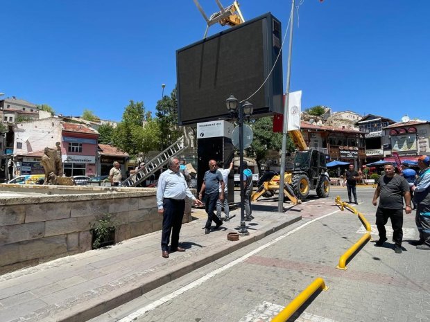 Çarşı Meydanındaki Ekonomik Ömrünü Dolduran Arızalı LED Dev Ekran Panel Sökülerek Görüntü Kirliliği Ortadan Kaldırıldı