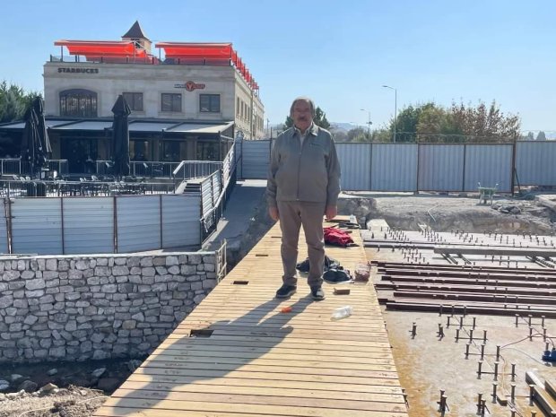Belediye Başkanımız Mustafa Kenan Sarıtaş, tadilat çalışması hızlı bir şekilde devam eden Tarihi Taş Köprümüzde kaldırım ahşap kaplama ve beton çalışmalarını yerinde inceledi.