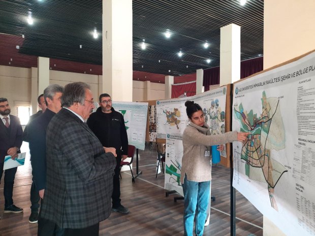 Belediye Başkanımız Sn. Mustafa Kenan Sarıtaş, Gazi Üniversitesi Şehir ve Bölge Planlama Bölümü öğrencilerinin tasarım olarak 2040 yılı için Avanos’u planlama çalışmalarını içeren atölye sergisini ziyaret etti.