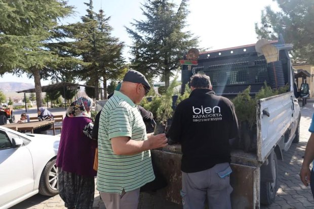 TBMM MHP Grup Başkan Vekili ve Nevşehir Milletvekilimiz Sayın Prof. Dr. Filiz Kılıç ve Belediye Başkanımız Sayın Mustafa Kenan Sarıtaş arefe günü kabir ziyaretlerinde bulundular.