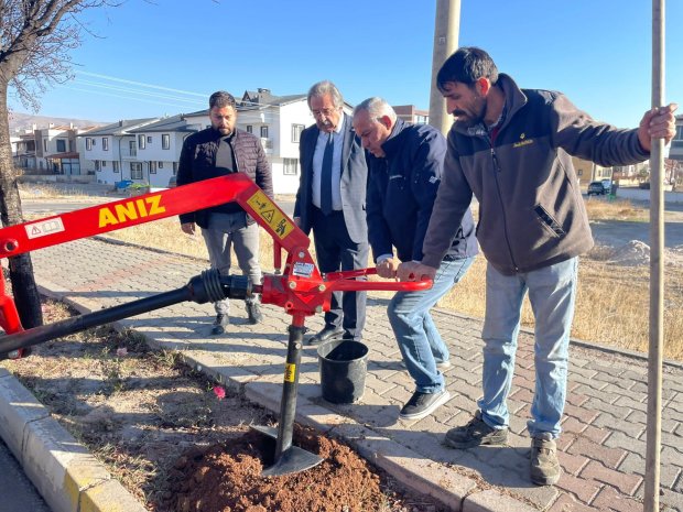 Belediye Başkanımız Sayın Mustafa Kenan Sarıtaş, belediyemiz tarafından yürütülen ağaç dikim çalışmalarını yerinde inceledi.