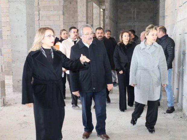 TBMM MHP Grup Başkanvekili ve Nevşehir Milletvekilimiz Sn. Prof. Dr. Filiz Kılıç ile Belediye Başkanımız Sn. Mustafa Kenan Sarıtaş, ilçemizde yapımı devam eden yeni hükümet konağı binasının inşaat ve şantiyesini ziyaret ettiler.