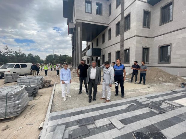 Belediyemiz tarafından Yeni Avanos Hükümet Konağı önündeki caddede yürütülen sıcak asfalt çalışmalarının son gününde, Belediye Başkanımız Sayın Mustafa Kenan Sarıtaş, sahada gösterdikleri yoğun çalışma nedeniyle personele teşekkür mahiyetinde yemek ikramı