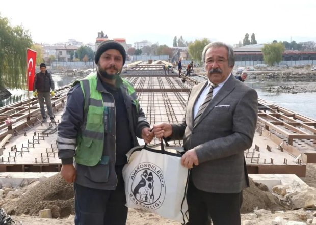 Tarihi Taş Köprünün Çelik Konstrüksiyon İşçilerine Başkan Sarıtaş Hediye Takdim Etti.