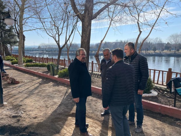 Belediye Başkanımız Sn. Mustafa Kenan Sarıtaş, belediyemize ait Kızılırmak Kafe önünde devam eden peyzaj çalışmalarını yerinde inceledi.