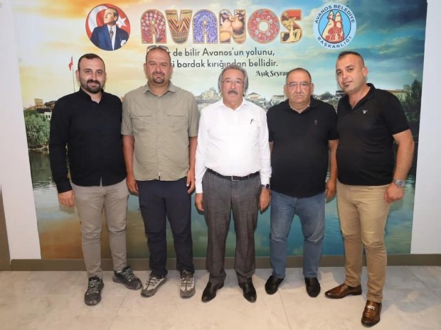 Hemşehrimiz Fuat Sezer ve oğulları Bekir ve Azmi Sezer Belediye Başkanımız Mustafa Kenan Sarıtaş'ı makamında ziyaret ettiler.