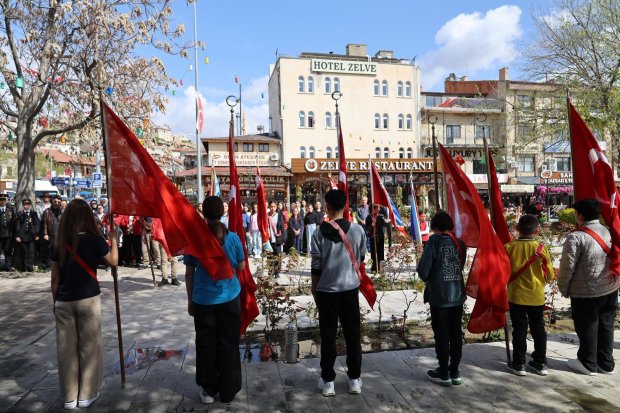 23 NİSAN ULUSAL EGEMENLİK VE ÇOCUK BAYRAMI DOLAYISIYLA ÇELENK TÖRENİ DÜZENLENDİ