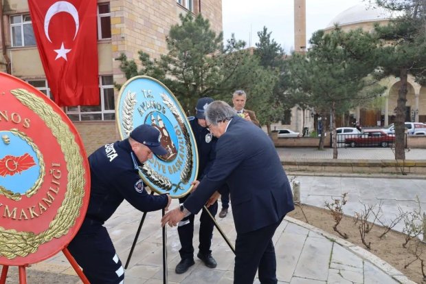 18 Mart Şehitleri Anma Günü ve Çanakkale Deniz Zaferi'nin 110. yıl dönümü dolayısıyla Cumhuriyet Meydanı Atatürk Anıtında tören düzenlendi.