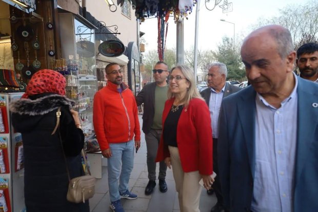 TBMM MHP Grup Başkanvekili ve Nevşehir Milletvekilimiz Sn. Prof. Dr. Filiz Kılıç, Belediye Başkanımız Sn. Mustafa Kenan Sarıtaş, MHP Avanos İlçe Başkanımız Sn. Alparslan Atasoy ve İl Genel Meclis Üyemiz Sn. Murat Öztürk, çarşı merkezinde ve Kızılırmak ken