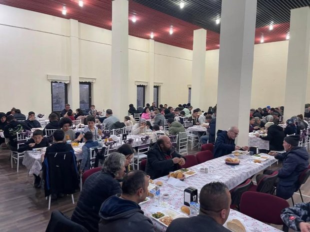 Belediyemiz tarafından düzenlenen geleneksel iftar yemeği, yoğun katılımla devam ediyor.
