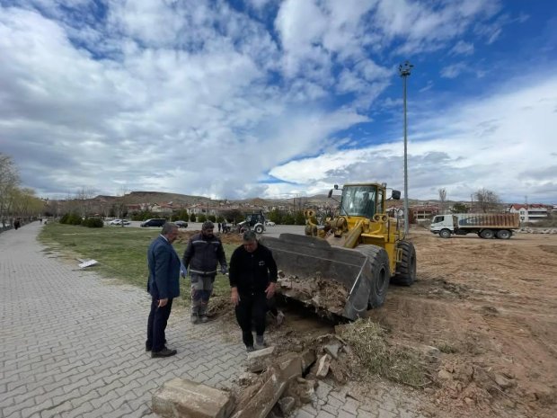 Kızılırmak kenarında, Karşıbağ girişinde atıl durumda bulunan boş arazi, taş döşenerek halkımızın hizmetine otopark olarak sunulmak üzere düzenleme çalışmaları başlatıldı.