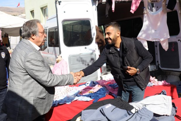 Belediye Başkanımız Sayın Mustafa Kenan Sarıtaş, Cuma günü pazaryerini ziyaret ederek esnaflarımızla ve hemşehrilerimizle tek tek sohbet etti.
