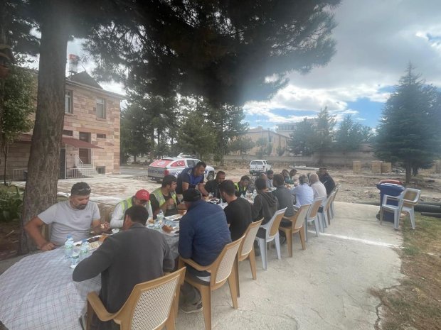 Belediyemiz tarafından Yeni Avanos Hükümet Konağı önündeki caddede yürütülen sıcak asfalt çalışmalarının son gününde, Belediye Başkanımız Sayın Mustafa Kenan Sarıtaş, sahada gösterdikleri yoğun çalışma nedeniyle personele teşekkür mahiyetinde yemek ikramı