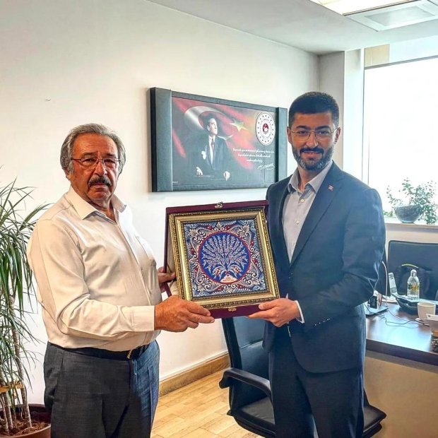 Belediye Başkanımız Mustafa Kenan Sarıtaş, Çevre ve Şehircilik Bakanlığı Yönetim Hizmetleri ve Finansman Dairesi Başkanı Uğur Şükrü Bıyıklıoğlu'nu makamında ziyaret etti.