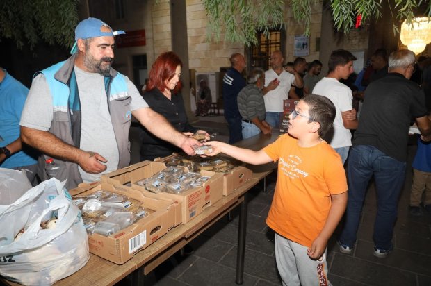 Mübarek Mevlid Kandili vesilesiyle, Belediyemiz Aşevi’nde özenle hazırlanan irmik helvaları, Avanos Şehit Şevket Tekin Merkez Camii’nde hemşehrilerimize ikram edildi.