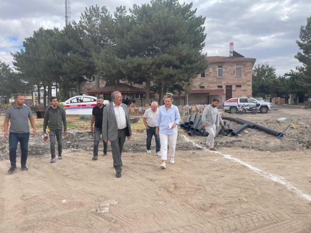 Belediyemiz tarafından Yeni Avanos Hükümet Konağı önündeki caddede yürütülen sıcak asfalt çalışmalarının son gününde, Belediye Başkanımız Sayın Mustafa Kenan Sarıtaş, sahada gösterdikleri yoğun çalışma nedeniyle personele teşekkür mahiyetinde yemek ikramı