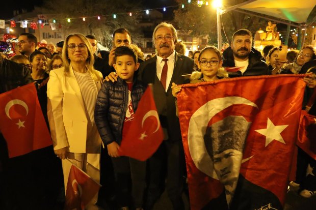 29 Ekim Cumhuriyet Bayramı kutlamaları kapsamında, Fener Alayı ve Kortej Yürüyüşü Gerçekleştirildi