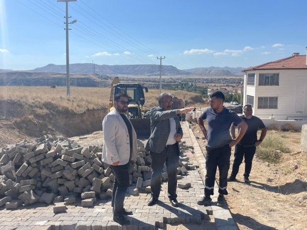 Belediye Başkanımız Sayın Mustafa Kenan Sarıtaş, ilçemiz Yukarı Mahalle’de devam eden kilit parke yol ve bordür çalışmalarını sahada yerinde inceleyerek yürütülen çalışmaları bizzat kontrol etti.