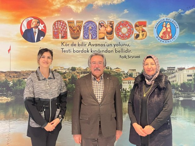MHP Nevşehir İl Yönetim Kurulu Üyesi ve KAÇEP Başkan Yardımcısı Sayın Emine Altıparmak ve beraberinde Sayın Çiğdem Yıldırım, Belediye Başkanımız Sayın Mustafa Kenan Sarıtaş’ı makamında ziyaret ettiler.