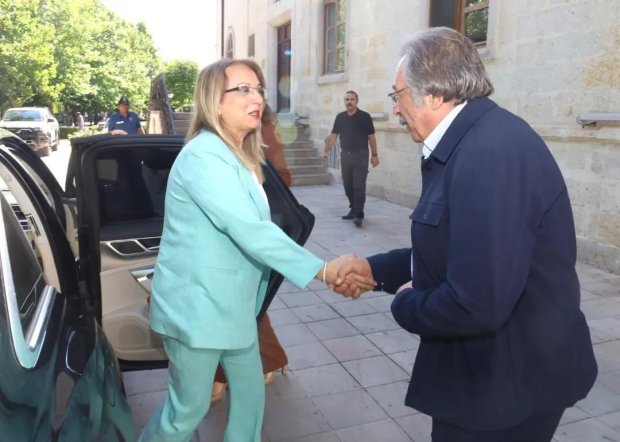 Belediye Başkanımız, Nevşehir Milletvekilimiz ve MHP Grup Başkan Vekili Prof. Dr. Filiz Kılıç ile birlikte Avanos Kaymakamımız Osman Bilici'yi ziyaret etti.